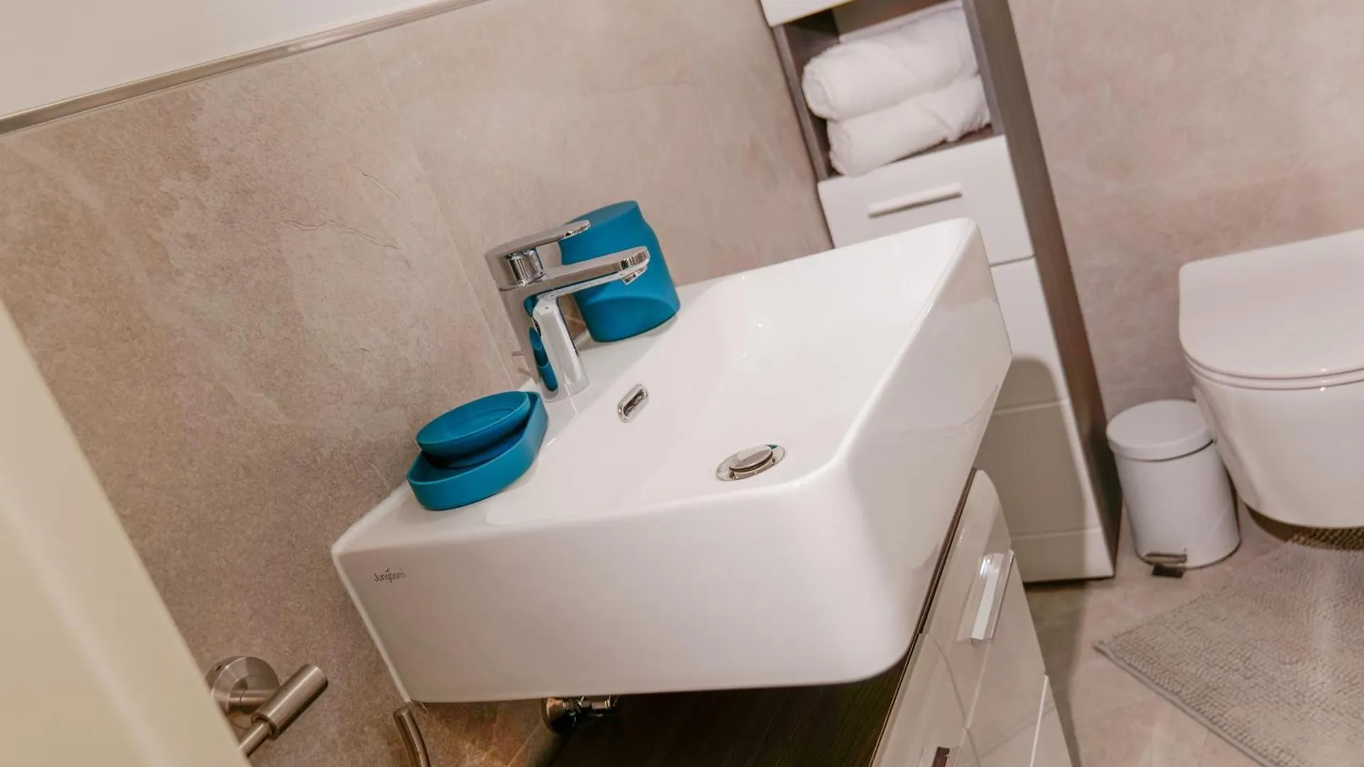 Big 3 Bedrooms Apartment At Ground Floor 汉诺威