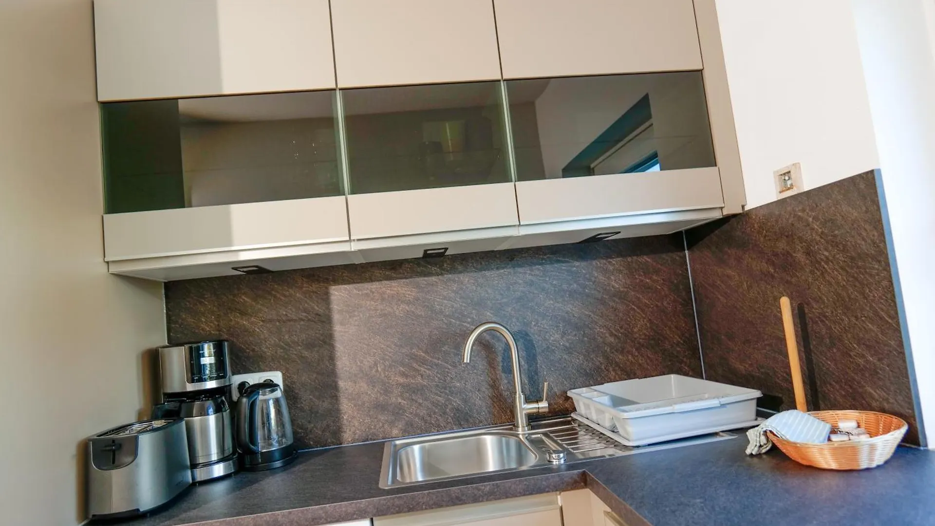 Big 3 Bedrooms Apartment At Ground Floor Hanóver 0*,  Alemania