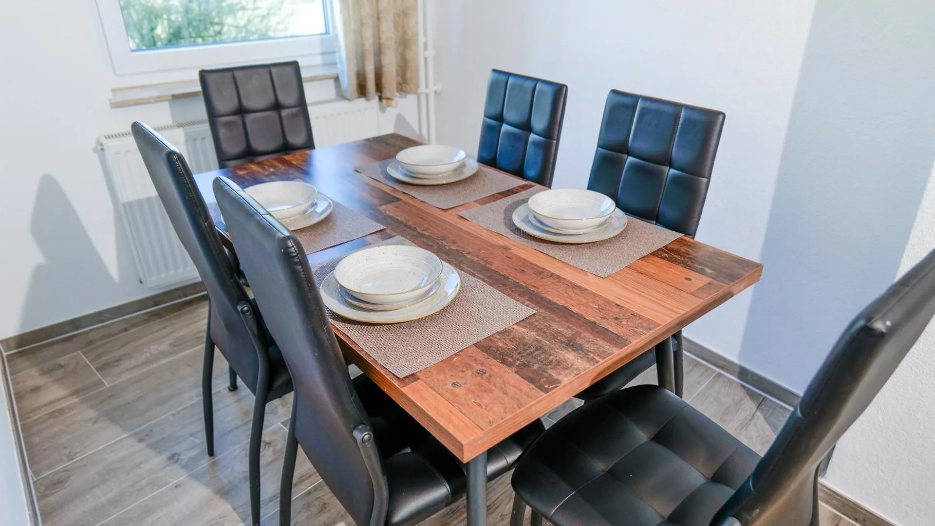 Big 3 Bedrooms Apartment At Ground Floor Hanóver 0*,  Alemania